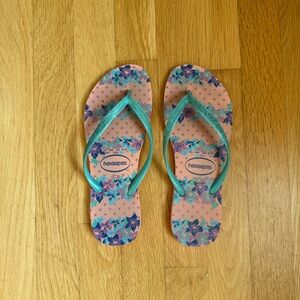 Floral Havaianas Sandals, size 7/8